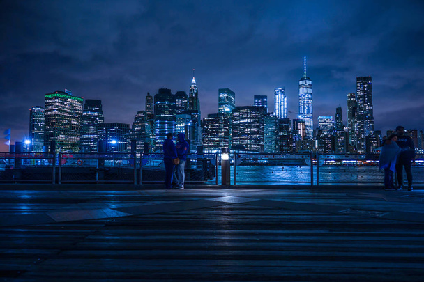 Manhattan és Brooklyn híd éjszakai kilátás és az emberek - Fotó, kép