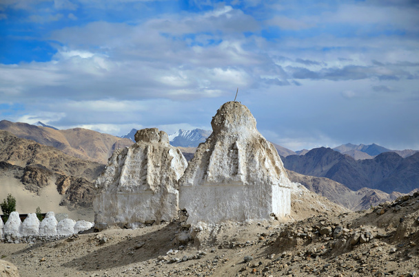 weiße buddhistische Stupas - Foto, Bild