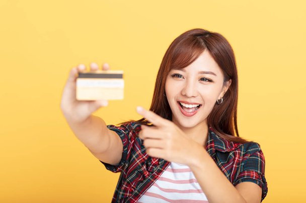 Щаслива приваблива молода жінка, що показує кредитну картку
 - Фото, зображення