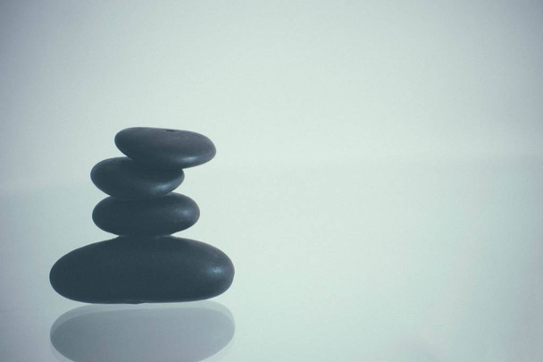 СПА сцена со сбалансированными камнями на фоне, который отражает мир и спокойствие
 - Фото, изображение