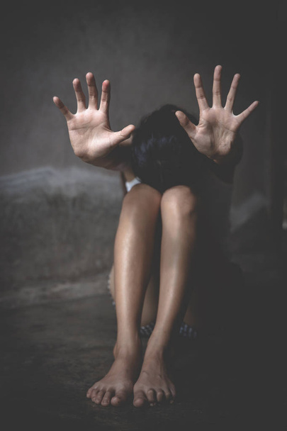 Konzeptfoto sexueller Übergriffe, traumatisierte junge Frauen. Stopp  - Foto, Bild