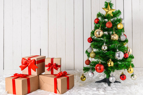 Kerstboom en ornamenten met geschenkdozen - Foto, afbeelding