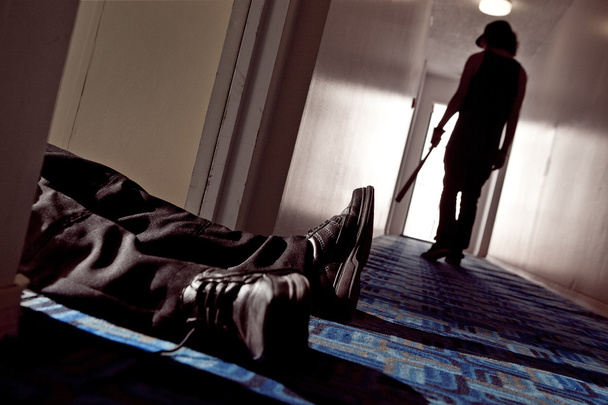 Вбиті ноги чоловіка, вбиті молодим дорослим
 - Фото, зображення