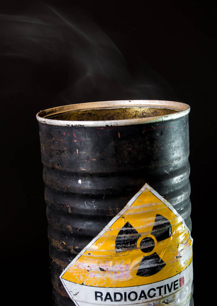 Dym w zbiorniku cylindrycznym materiału promieniotwórczego - Zdjęcie, obraz