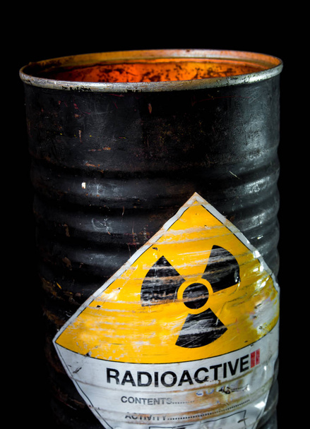 Hitze in Zylinderbehälter mit radioaktivem Material - Foto, Bild