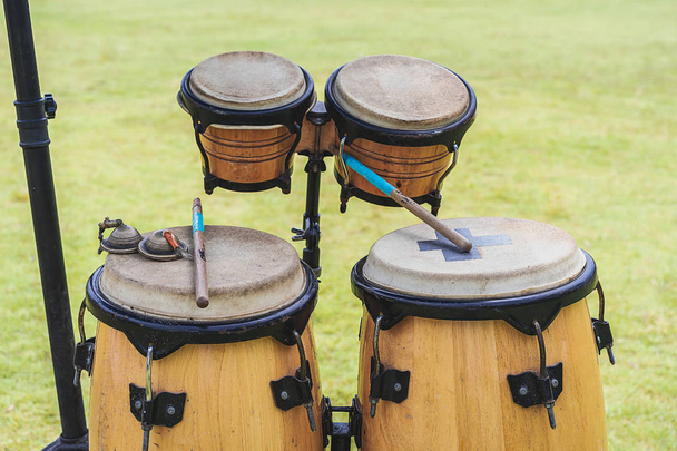 Immagine ravvicinata di tamburi etnici in legno isolati su sfondo verde. Tamburi di stile Thailandia
. - Foto, immagini