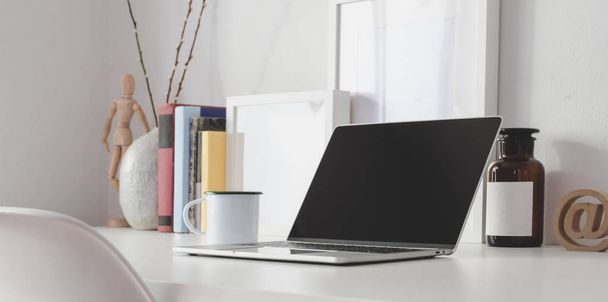 Nowoczesna przestrzeń robocza z otwartym laptopem z wyposażeniem biurowym i przestrzenią do kopiowania na białym stole  - Zdjęcie, obraz
