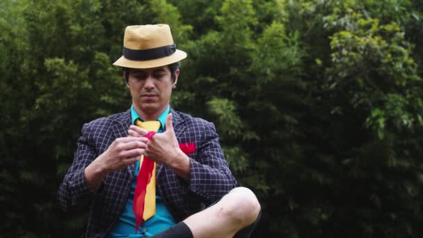 Bűvész csinál egy trükköt egy zsebkendővel - Felvétel, videó