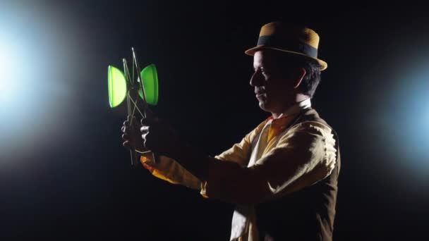 Mágico executa um truque mágico complicado à noite
 - Filmagem, Vídeo