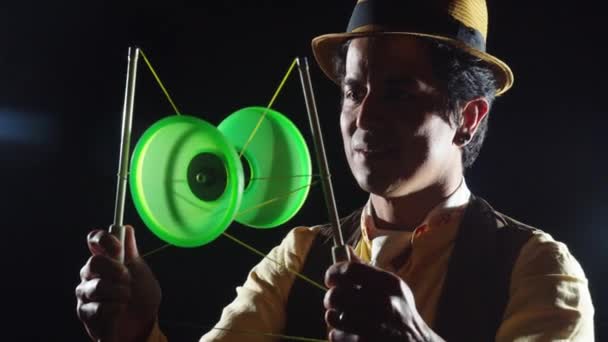Retrato de um mágico dominando um truque mágico à noite
 - Filmagem, Vídeo