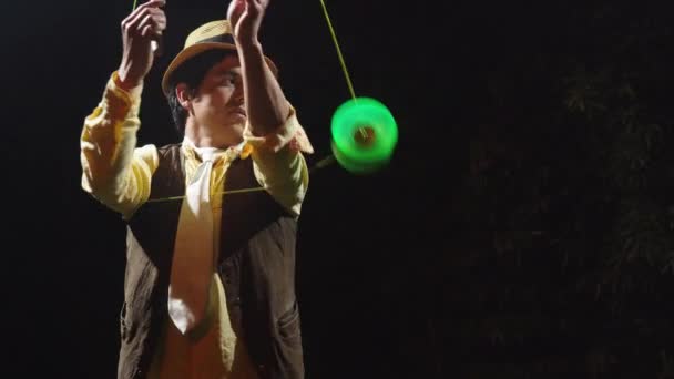 Mágico talentoso executa um truque de magia complicada
 - Filmagem, Vídeo