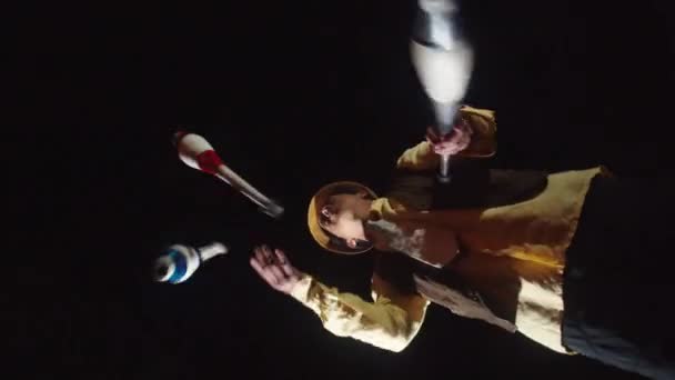Dynamischer Schuss eines Zauberers, der einen Jongliertrick vorführt - Filmmaterial, Video