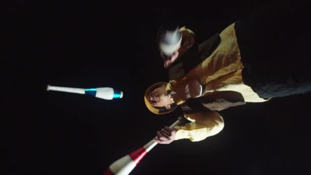 Δυναμική βολή του Circus Magician Juggling - Πλάνα, βίντεο