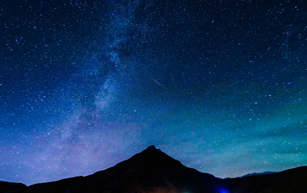 Горный силуэт и звездное небо (Исландия)
) - Фото, изображение