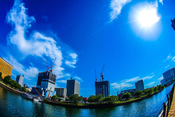 Yokohama Minato Mirai 'nin inşaatı sırasında boş bina ve güzel hava. - Fotoğraf, Görsel