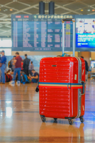 Czerwona walizka, która została umieszczona na lotnisku - Zdjęcie, obraz