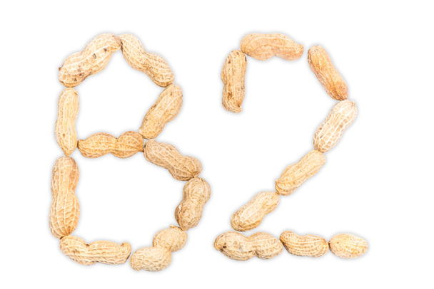 Vitamina B2 de cacahuetes aislados sobre fondo blanco
 - Foto, Imagen