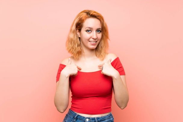 jonge vrouw over geïsoleerde roze achtergrond met verrassing gezichtsuitdrukking - Foto, afbeelding