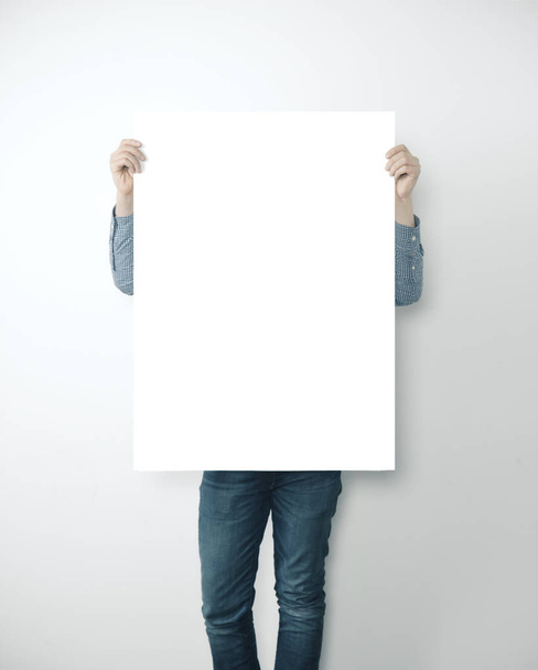 Man holding blank banner. - Foto, afbeelding