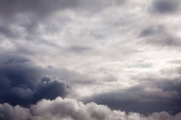 Chuva tempestuosa nuvens céu fundo
 - Foto, Imagem