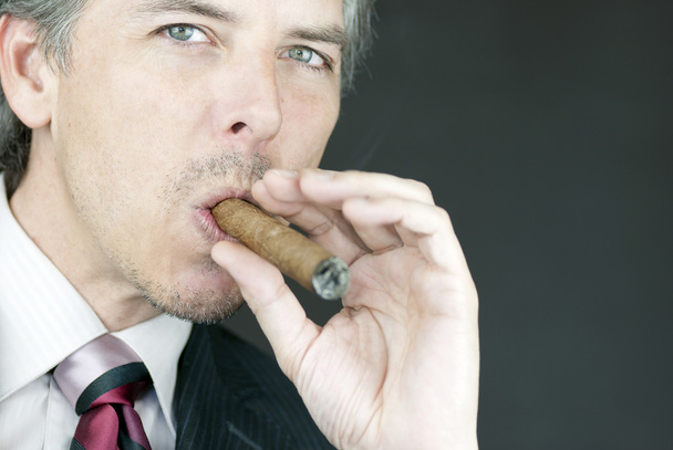 επιχειρηματίας καπνίζει πούρο - Φωτογραφία, εικόνα