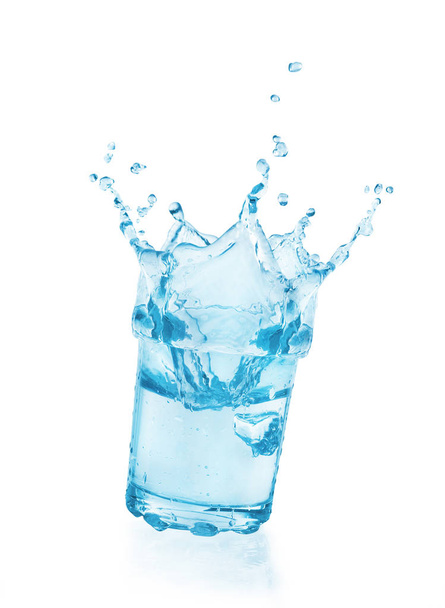 Water splash in a glass cup on a white background - Φωτογραφία, εικόνα