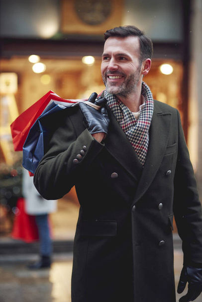 Mann mit vollen Einkaufstaschen - Foto, Bild