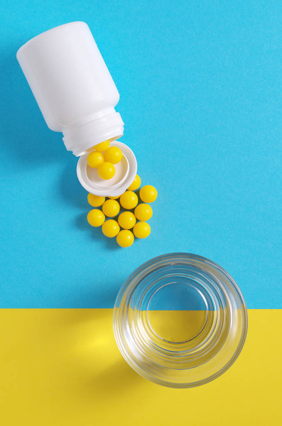 Dragee alakú vitaminok - Fotó, kép