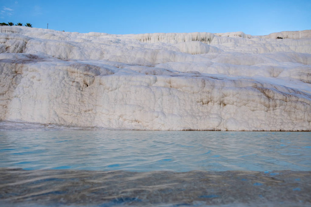 Pamukkale termal suları ve beyaz kayalar. Pamukkale, İngilizcede "Pamukkale" anlamına gelir. Denizli, Türkiye 'de güzel manzara. - Fotoğraf, Görsel