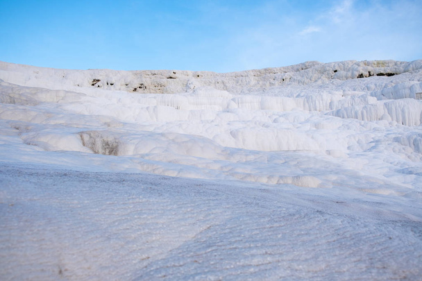 Pamukkale aguas termales con las rocas blancas. "Pamukkale" significa "Castillo de algodón" en inglés. Hermoso paisaje en Denizli, Turquía
. - Foto, imagen
