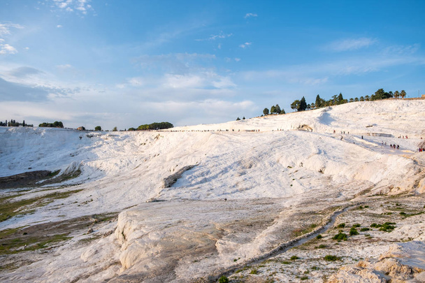 Pamukkale aguas termales con las rocas blancas. "Pamukkale" significa "Castillo de algodón" en inglés. Hermoso paisaje en Denizli, Turquía
. - Foto, imagen