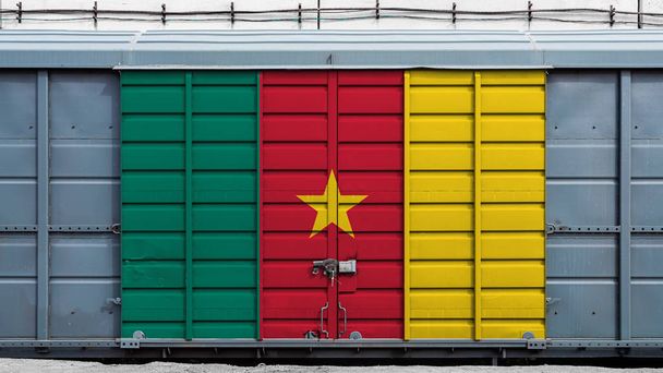 Etunäkymä konttijunan tavaravaunuun, jossa on suuri metallilukko, jossa on Kamerunin lippu. Viennin, tuonnin, kuljetuksen, tavaroiden kansallisen toimituksen ja rautatieliikenteen käsite
 - Valokuva, kuva