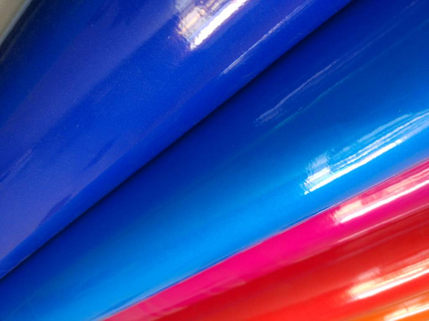 Meerkleurige achtergrond van een reflecterend vinyl van verschillende kleuren - Foto, afbeelding
