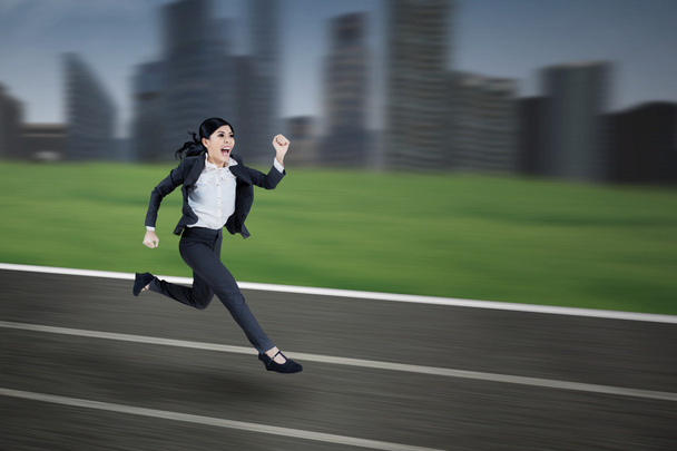 επιχειρηματίας που τρέχει σε διάδρομο για τρέξιμο - Φωτογραφία, εικόνα