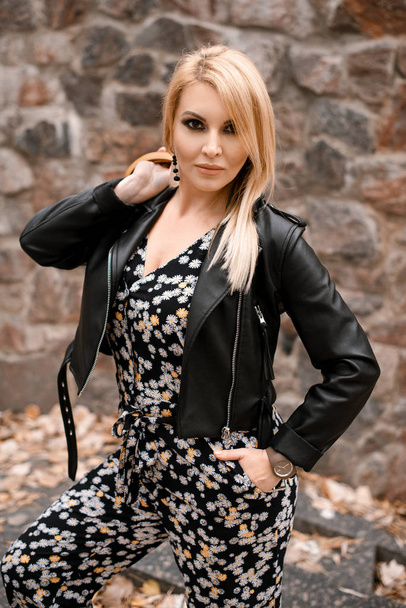 young beautiful  woman in leather jacket posing in autumn  - Foto, afbeelding