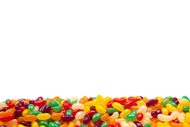 Kleurrijke jelly beans geïsoleerd op wit.  - Foto, afbeelding