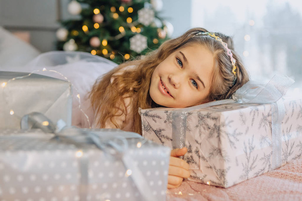 año nuevo niña regalos alegría árbol de Navidad
 - Foto, imagen