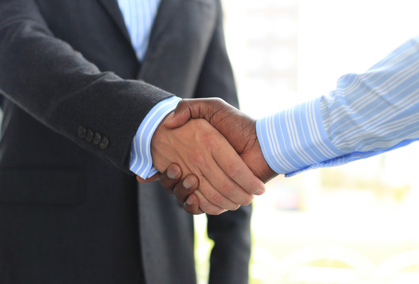 Закрытие делового рукопожатия между двумя коллегами
 - Фото, изображение