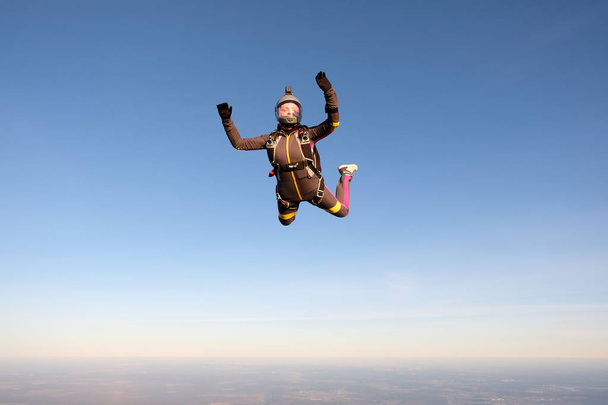 Ελεύθερη πτώση. Γενναία γυναίκα πετάει στον ουρανό. - Φωτογραφία, εικόνα
