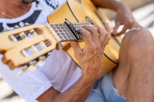 Фламенко музикант грає на іспанській гітарі в Гранаді.. - Фото, зображення