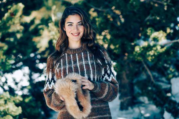 Jovem mulher desfrutando as montanhas nevadas no inverno - Foto, Imagem