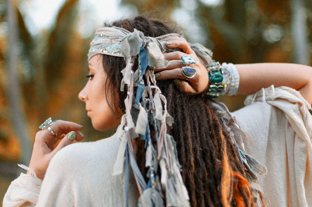 beautiful young stylish woman with boho accessories - Foto, imagen