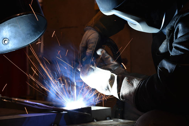 Saldatore d'acciaio industriale nel saldatore della fabbrica, artigiano
 - Foto, immagini