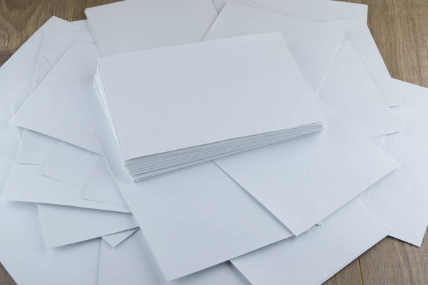 İş yerinde gerginlik: büyük bir düzensiz boş zarf yığını - Fotoğraf, Görsel
