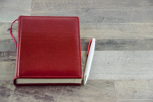 harmonogram planowania: czerwony notatnik ze smycz zakładka i piłka p - Zdjęcie, obraz