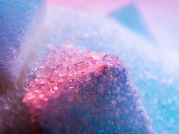 Vista surreale dei cristalli di zucchero bianco in luce colorata
  - Foto, immagini