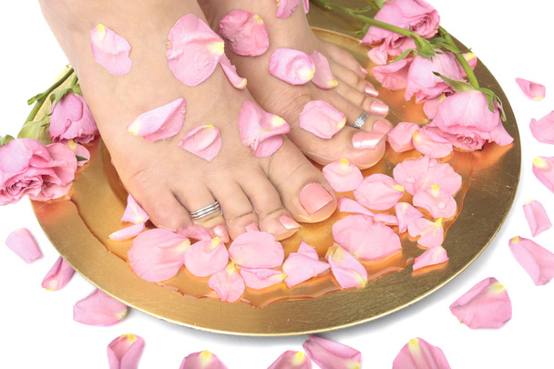 πόδια της γυναίκας, με τα λουλούδια και τα πέταλα - Φωτογραφία, εικόνα