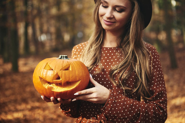 Frau hält gruseligen Kürbis für Halloween  - Foto, Bild
