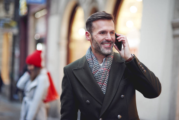 Usmívající se muž je na telefonu  - Fotografie, Obrázek