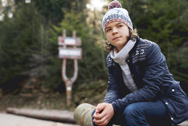 Tini fiú az őszi erdőben  - Fotó, kép